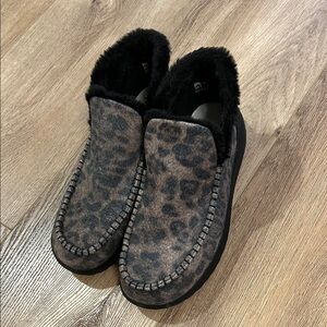 Hey Dude boots- cheetah size 9